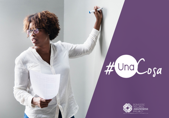 Woman Teaching, about to write on a white board #unaCosa